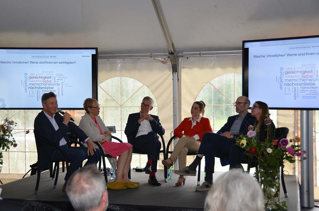 Aargauer-Kirchenfest Podium mit Moderator Stephan Degen, Claudia Rohrer, Stephan Feldhaus, Martina Bircher, Beat Schläfli und Silja Burch - Foto: JHD