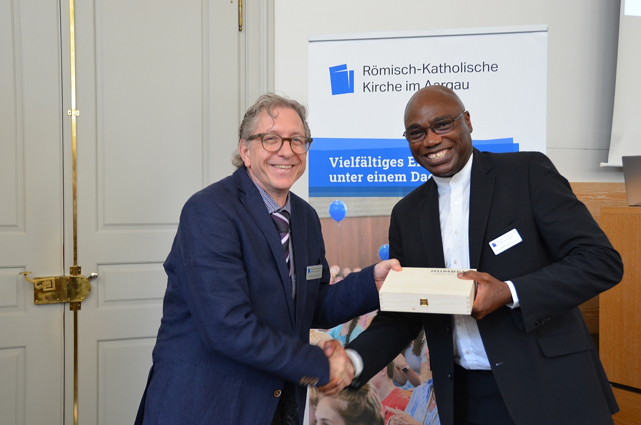Matthias Schüepp, Präsident der Synode, und Dr. Valentine Koledoye, Domherr des Standes Aargau