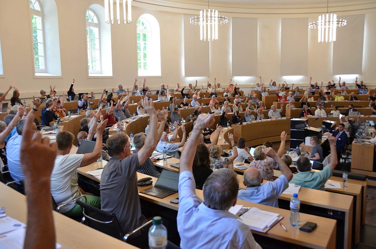 An der Sitzung der Römisch-Katholischen Synode vom 11. Juni 2025 in Aarau genehmigten die Mitglieder des Kirchenparlaments den Jahresbericht 2024 und die Jahresrechnung 2024.