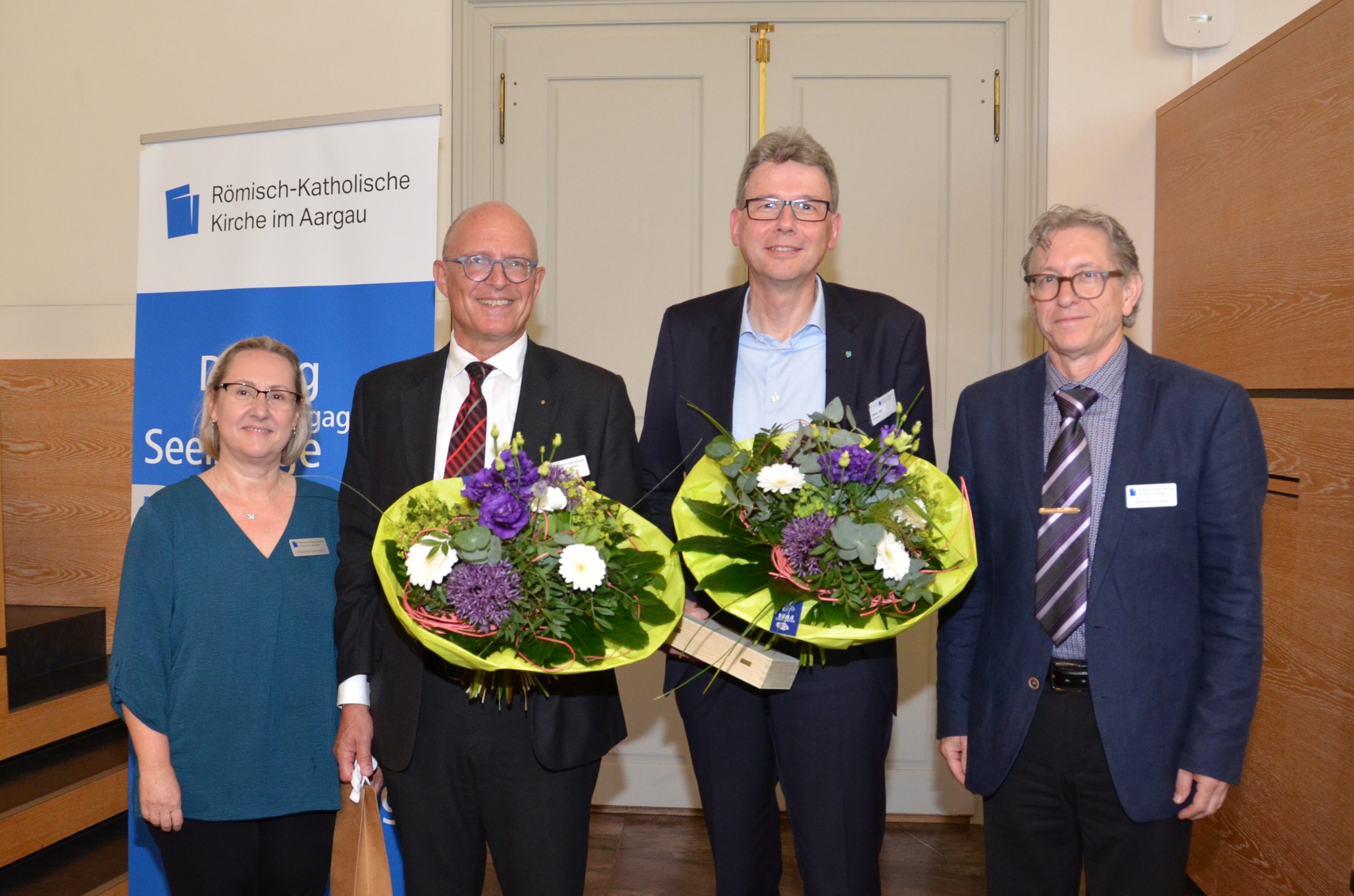 Landammann Dieter Egli und Kirchenratspräsident Pascal M. Gregor wurden einstimmig zu neuen Diözesanabgeordneten gewählt. Die Vizepräsidentin der Synode, Elisabetta Zamperini, und der Präsident der Synode, Matthias Schuepp, gratulierten ihnen mit Blumen.