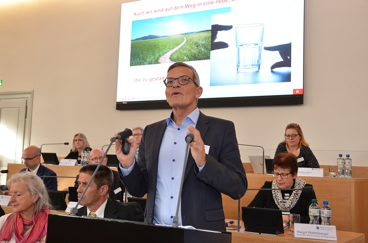 Prof. Dr. Hans Lichtsteiner zeigt in seinem Referat über die «Kirche 2045» die aktuellen, gesellschaftlichen Entwicklungen und Themen, mit denen sich die Kirche in Zukunft proaktiv beschäftigen sollte.