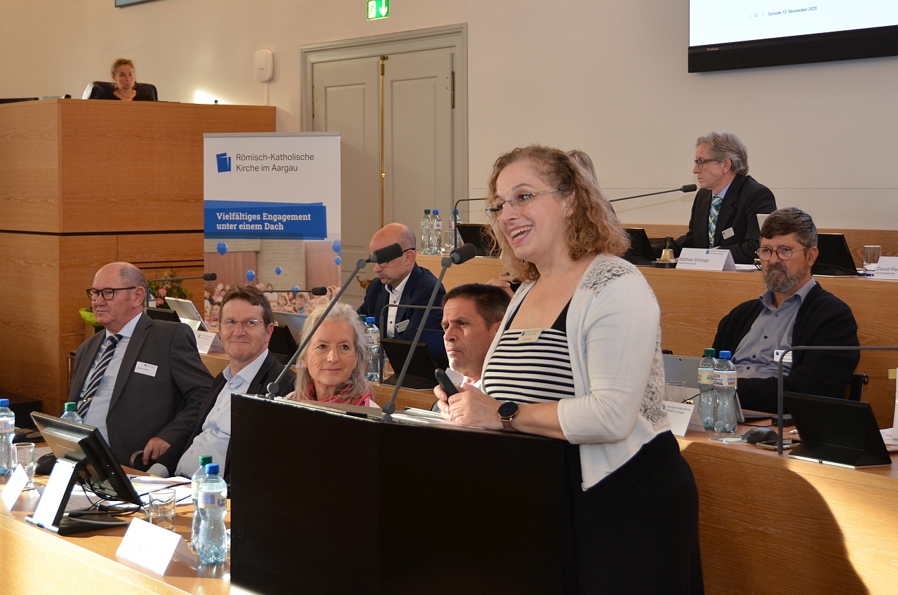 Kirchenrätin Anita Berger stellt das Projekt «Fit für die Zukunft – Vision 2045 und Strategie der Römisch-Katholischen Kirche im Aargau» vor.