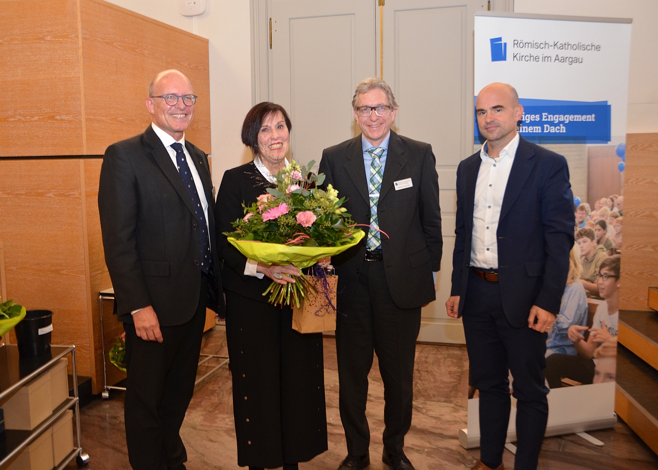 Nach 20 Jahren im Kirchenrat wird Maria-Pia Scholl von Pascal M. Gregor, Kirchenratspräsident, Matthias Schüepp, Synodenpräsident, und Olivier Dinichert, Vizepräsident des Kirchenrats der Römisch-Katholischen Kirche im Aargau feierlich verabschiedet. (vlnr)