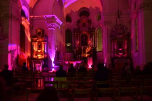 Geselligkeit und Diskussionen über Gott und die Welt kamen nicht zu kurz, bevor es zum besinnlichen Ausklang ging, zum Beispiel beim Feuer oder wie hier in Brugg bei einer einzigartigen Lichtshow in der Kirche untermalt von jazzigen Saxophon- und Orgelklängen.