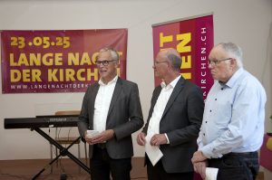 Die Kirchenratspräsidenten Christoph Weber-Berg der Reformierten Landeskirche Aargau, Pascal M. Gregor der Römisch-Katholischen Kirche im Aargau und Ernst Blust der Christkatholischen Landeskirchen Aargau lobten anlässlich der Eröffnung der fünften «Langen Nacht der Kirchen» die ökumenische Zusammenarbeit und dankten den vielen Mitarbeitenden und Freiwilligen für ihr Engagement. Foto: Roger Wehrli