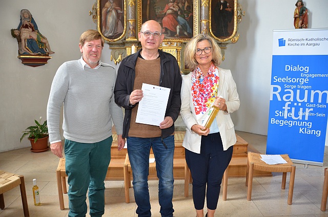Bernhard Lindner und Claudia Mennen mit Absolvent in der Mitte