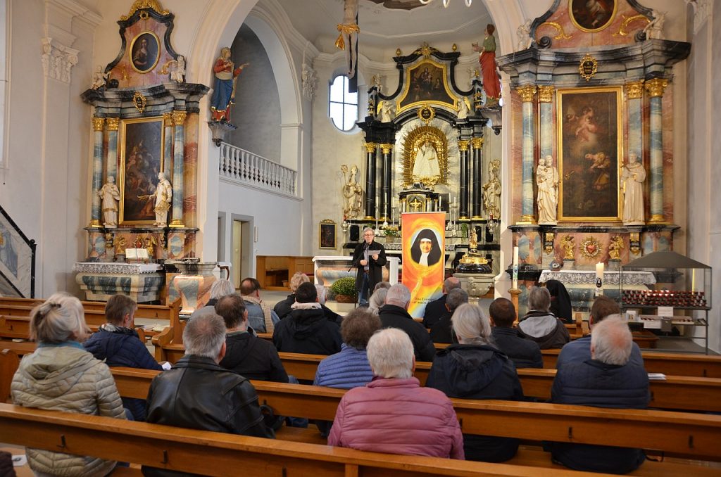 Matthias Schüepp, Synodenpräsident, begrüsst die Synodalen, die Mitglieder des Kirchenparlaments der Römisch-Katholischen Kirche im Aargau, in der römisch-katholischen Pfarrei St. Nikolaus in Auw.