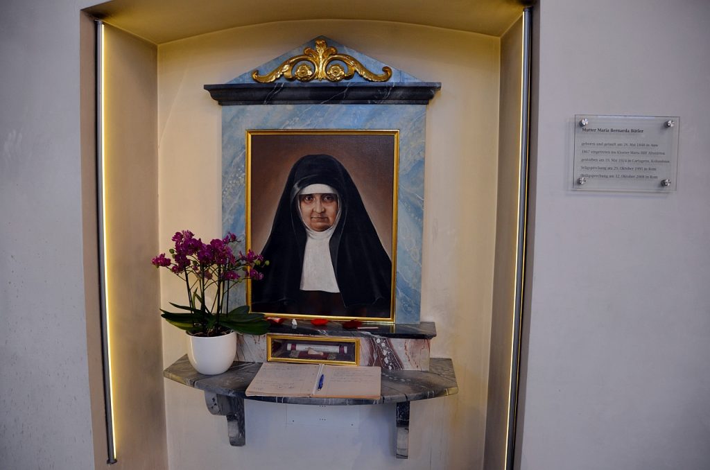 Bild der Heiligen Maria Bernarda mit einer Reliquie in ihrer Taufkirche St. Nikolaus in Auw.