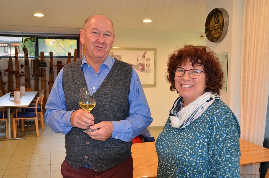 Andreas Gubler, ehem. Synodenpräsident, und Frau Gemeindeammann Marlis Villiger, beim Apéro im Bernarda-Heim in Auw.
