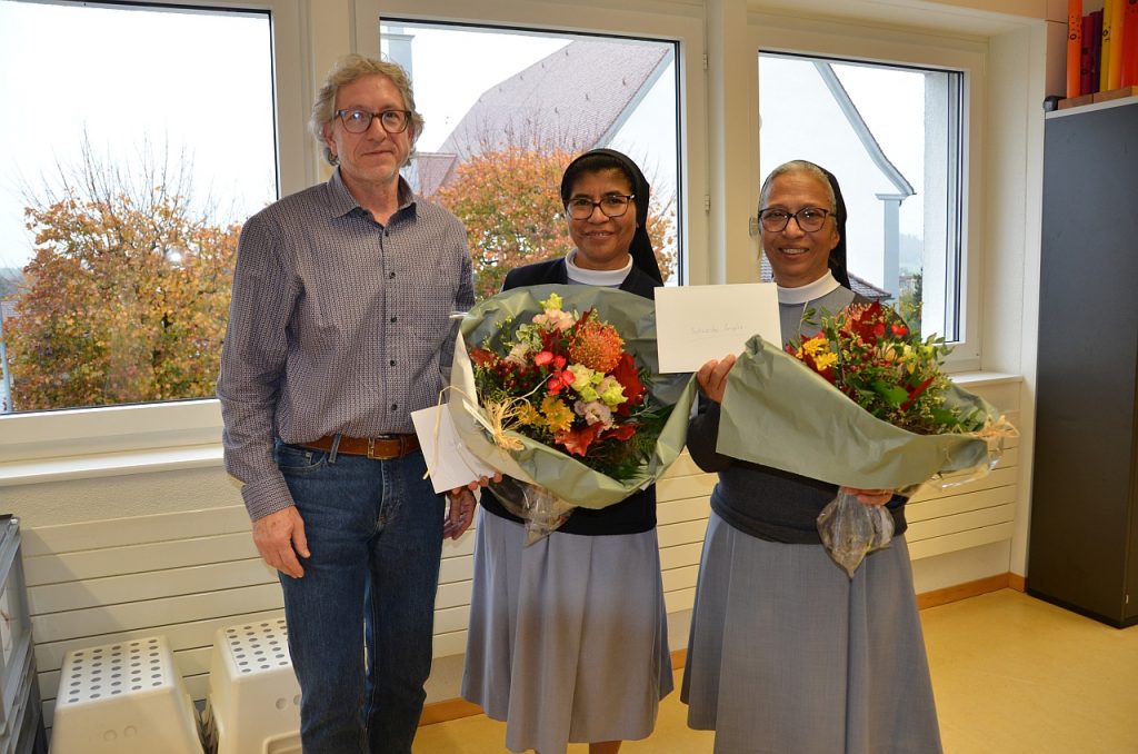 Matthias Schüepp, Synodenpräsident, dankt den beiden Ordensschwestern Flormita und Margarita.