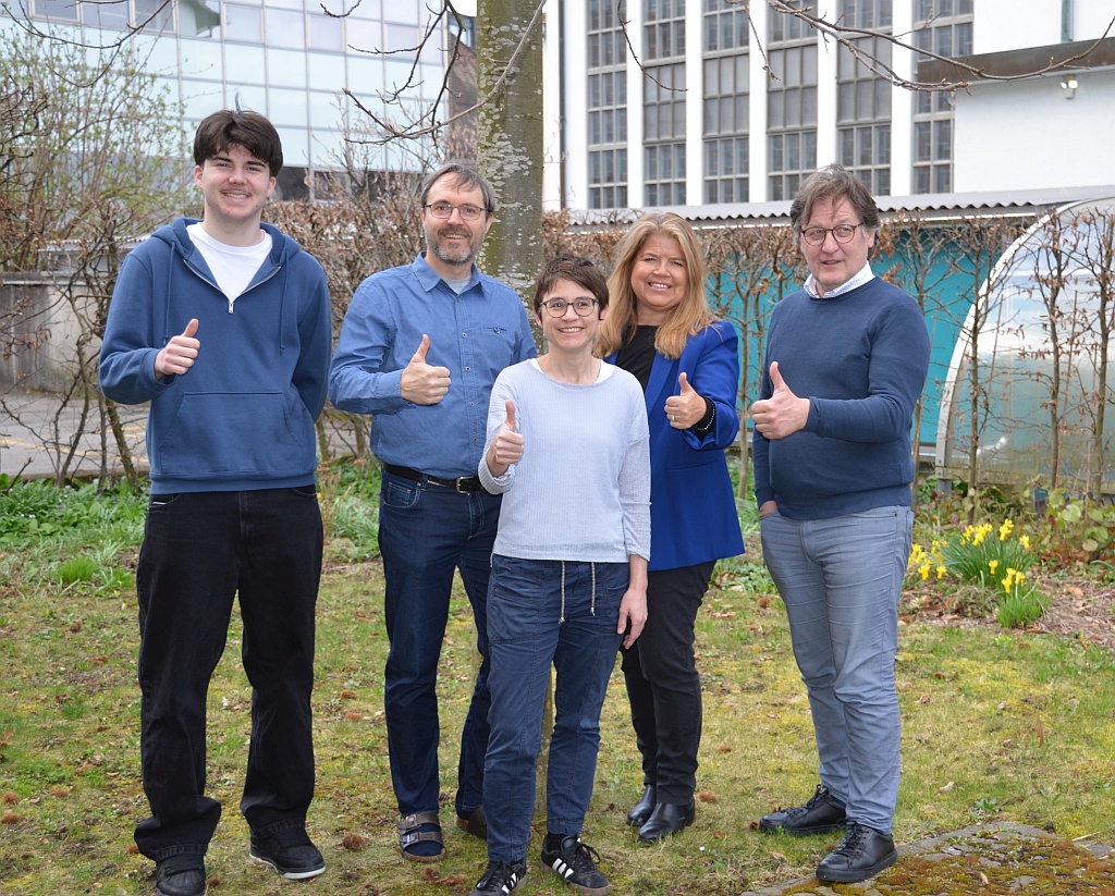 Das Umweltteam der Römisch-Katholischen Kirche im Aargau freut sich über die Rezertifizierung mit dem Umwelt-Label «Grüner Güggel», dem kirchlichen Umweltmanagementsystem. Dazu gehören Elia Mazzei, KV-Lernender, Urs Bisang, Leiter Fachstelle Jugend und junge Erwachsene, Annegret Hauri, Finanzen, Jeannette Häsler Daffré, Kommunikationsbeauftragte und Umweltberater Alois Metz, Fachstelle Bildung und Propstei (vlnr).