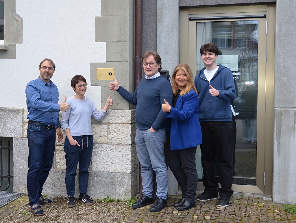Das Umweltteam der Römisch-Katholischen Kirche im Aargau freut sich über die Rezertifizierung mit dem Umwelt-Label «Grüner Güggel», dem kirchlichen Umweltmanagementsystem. Dazu gehören Urs Bisang, Leiter Fachstelle Jugend und junge Erwachsene, Annegret Hauri, Finanzen Umweltberater Alois Metz, Fachstelle Bildung und Propstei, Jeannette Häsler Daffré, Kommunikationsbeauftragte und Elia Mazzei, KV-Lernender (vlnr).