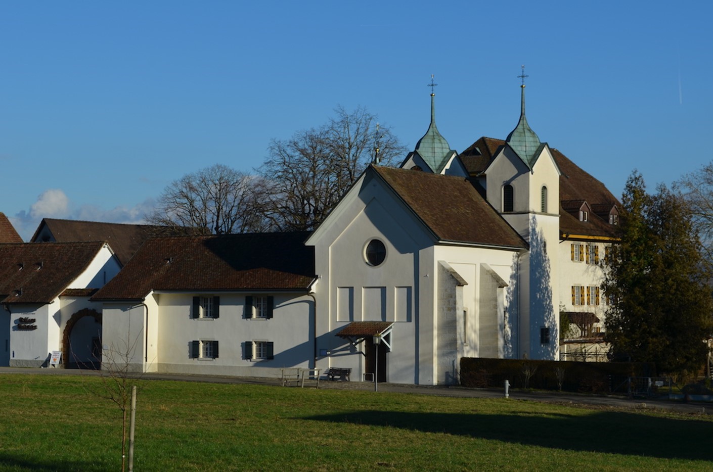 Eine Kapelle und blauer Himmel